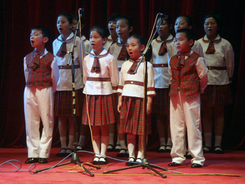 七色花爱心童声合唱团在淞苑宾馆参加吉林省庆六一演出